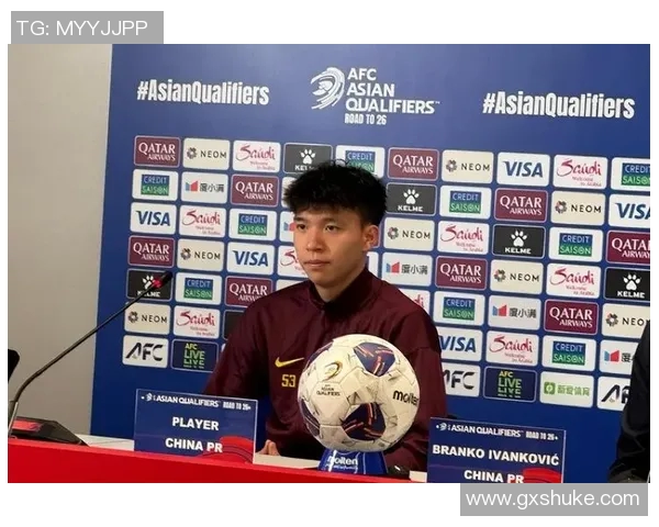 足球明星下巴特写图片欣赏展现运动魅力与风采的精彩瞬间