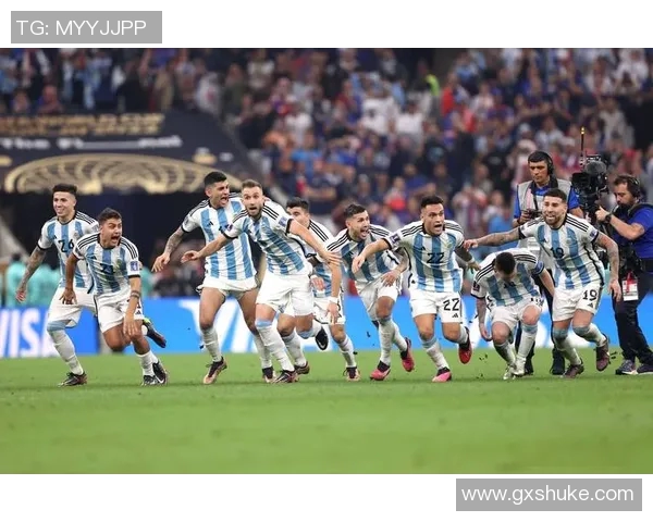 当前活跃的足球明星有哪些值得关注的球员及其成就分析